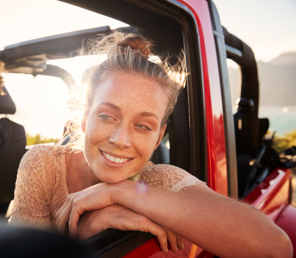 chica contenta por poder comprar el auto de sus sueños con su presupuesto