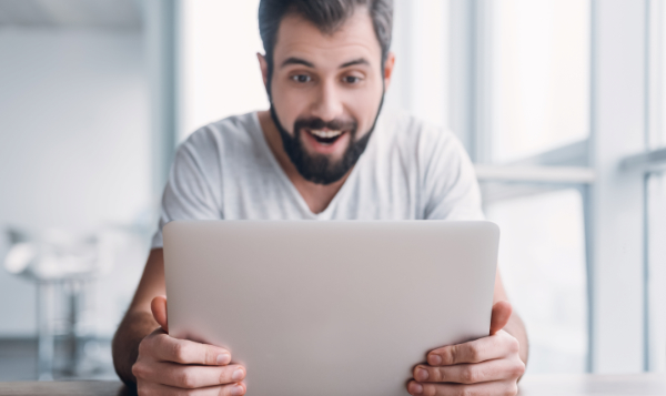 hombre recibiendo noticias de que su auto está en Panamá, nacionalizado y listo para entregar