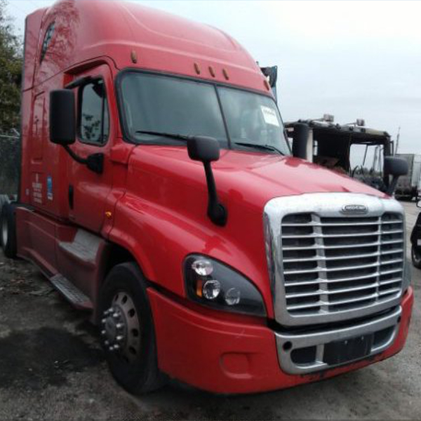 Camión con daños varios, reparable o para repuestos