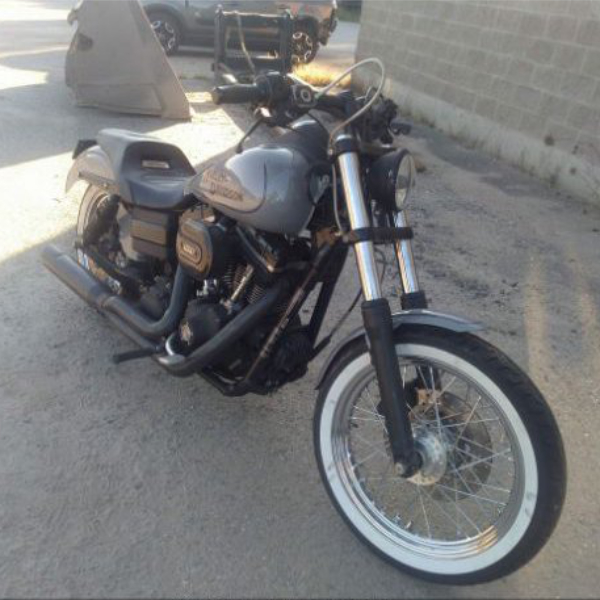 Moto estilo Chopper con daños por colisión