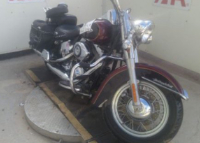 Harley Davidson color rojo vino con desperfectos por colisión